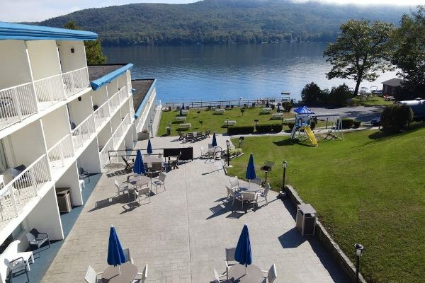 Hotel Tahoe Resort on Lake George